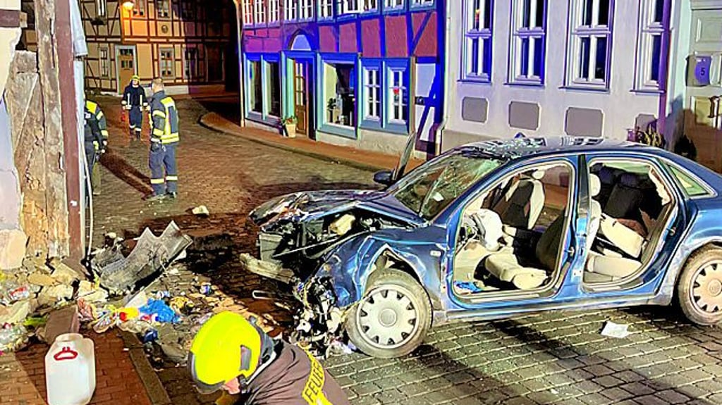 So sah es am Sonntag an der Unfallstelle in Stolberg aus. Das Auto ist nur noch Schrott.