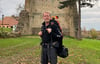 Arne Schulte-Altedorneburg vor der Burg in Kalbe.