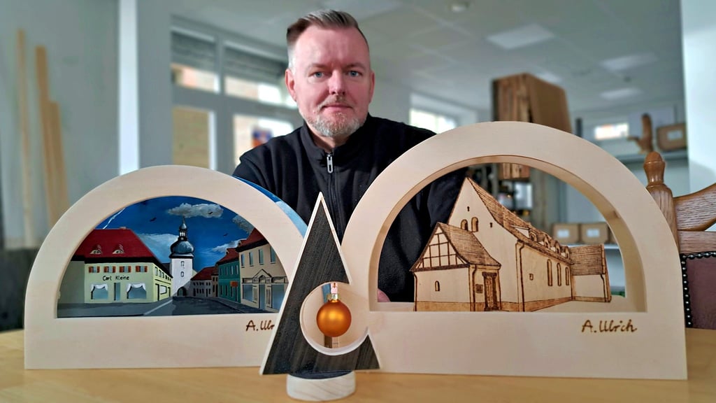 Das Saigertor mit ehemaligen Geschäften (links im Bild) ist das Standardmotiv, das André Ulrich fertigt. Es entstehen aber auch immer mal wieder Sondermotive oder neue Holzschnitzfiguren, wie der Tannenbaum.