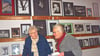 Die pensionierte 81-jährige Lehrerin Jutta Scherrmann (rechts) kam in der Fleetmarker Fotoausstellung  ihres Mannes, des ehemaligen Berliner Fotografen Reinhard Scherrmann (87), mit vielen Besuchern ins Gespräch.