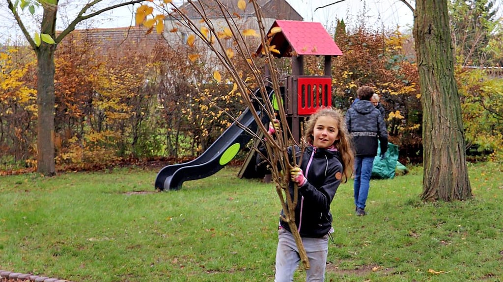 Arbeitseinsatz an der Kirche Ferchland, auch Kinder helfen mit.