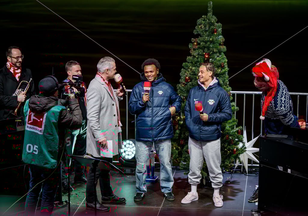 Beim letzten Weihnachtssingen waren Openda und Xavi mit dabei.