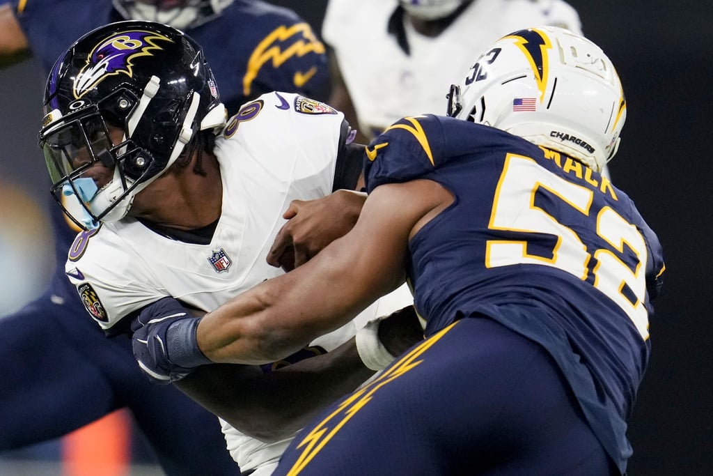 Die Baltimore Ravens um Quarterback Lamar Jackson (l) können nach einem Sieg in Los Angeles mit den Playoffs planen.