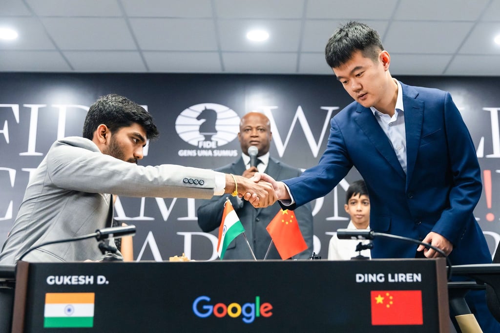 In der zweiten Partie einigten sich Dommaraju Gukesh (l) und Ding Liren auf ein Remis.