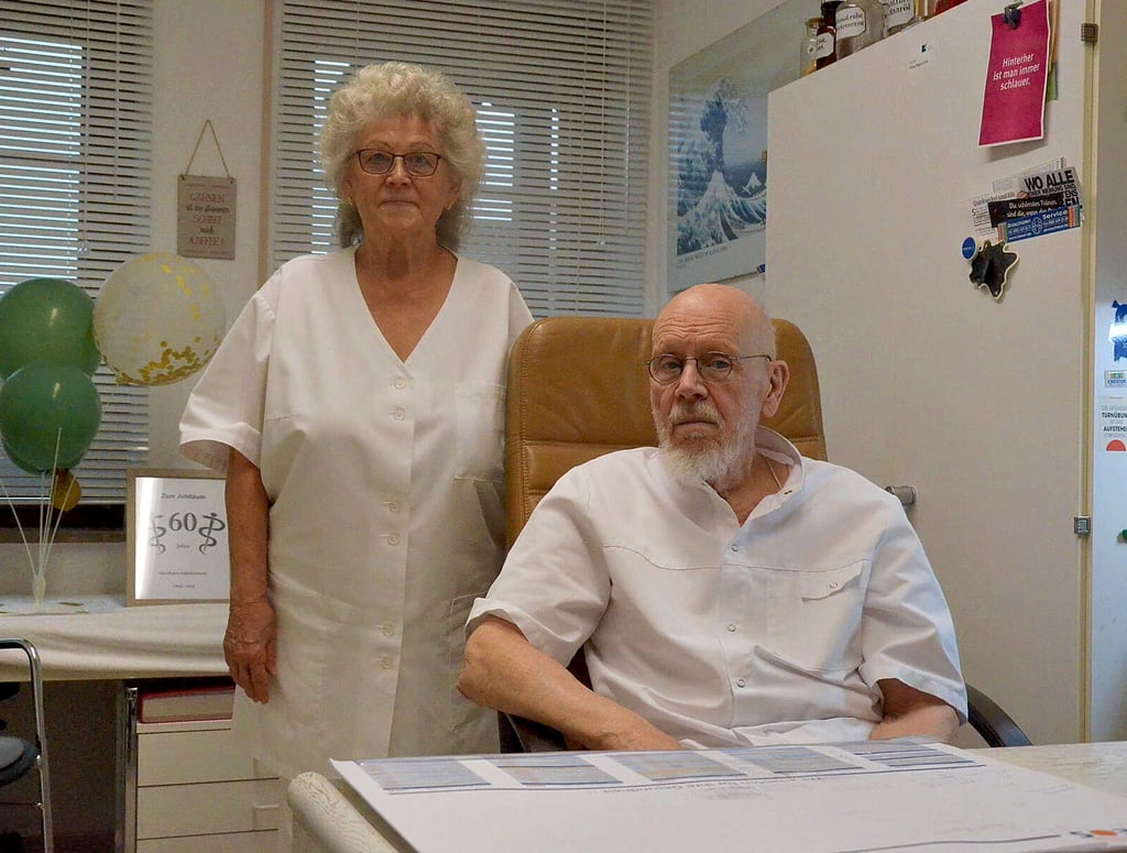 Hausarzt Praxis Raimund Simon & Helmut Schlichte Gesundheit: Jubiläum als Hausarzt in Atzendorf: Seit 60 Jahren Landarzt