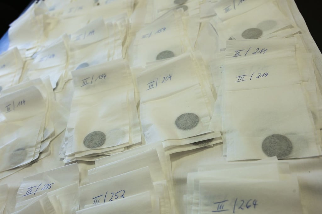 Wertvolle Münzen von Mitte des 14. Jahrhundert bis 1638 sind einzeln verpackt und sollen ins digitale Register aufgenommen werden.