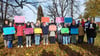 Mädchen und Jungen aus dem Hort der Wernigeröder Diesterweggrundschule zeigen mit bunten Plakaten, welche Kinderrechte ihnen besonders wichtig sind. 