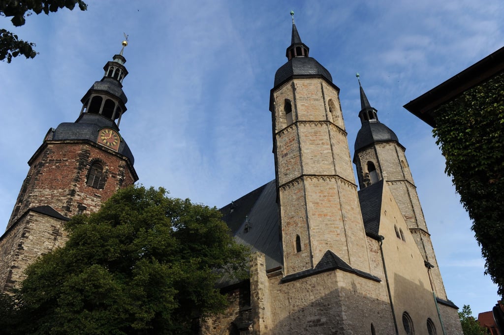 In der Kirche St. Andreas wurde bei Sanierungen ein Münzschatz gefunden, der vermutlich zur Zeit des Dreißigjährigen Krieges dort versteckt wurde. (Archivbild)