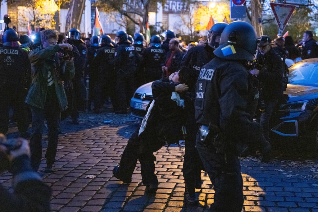 Bei einer propalästinensischen Demonstration werden elf Polizisten verletzt. (Archivbild)