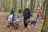 Kinder bedeuten für Husky-Hündin Nelly Stress. Tierpflegerin Mareike Ladewig (Mitte) übt mit ihr deswegen  die Begegnung mit einem Kinderwagen. 