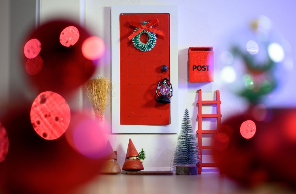 Eine Zaubertür für den Wichtel: Anfang Dezember ziehen in Häuser mit Kindern die Helfer vom Weihnachtsmann ein.