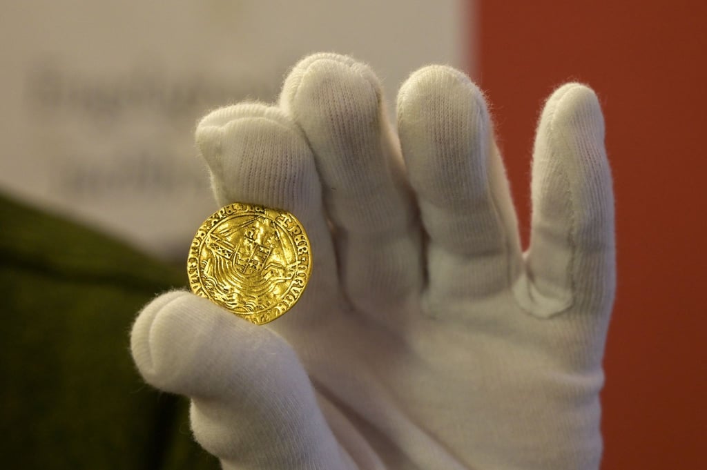 Der Schatz, zu dem auch Goldmünzen zählen, wurde gut versteckt entdeckt bei Instandsetzungsarbeiten.
