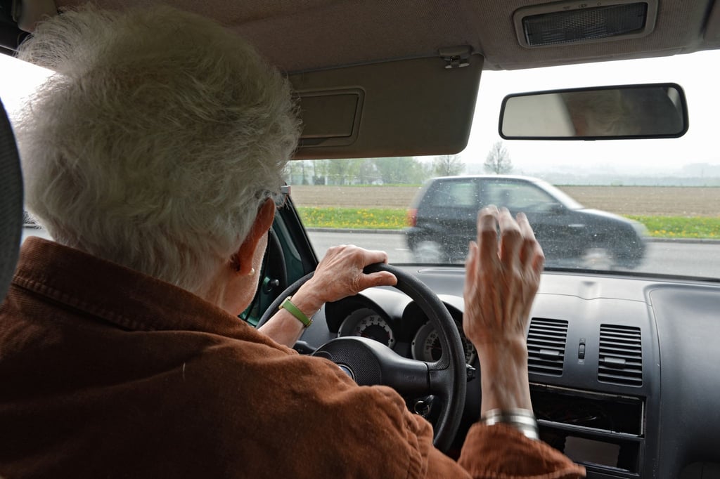 Bei älteren Autofahrern gibt es oft andere Unfallursachen als bei jüngeren. (Symbolbild)