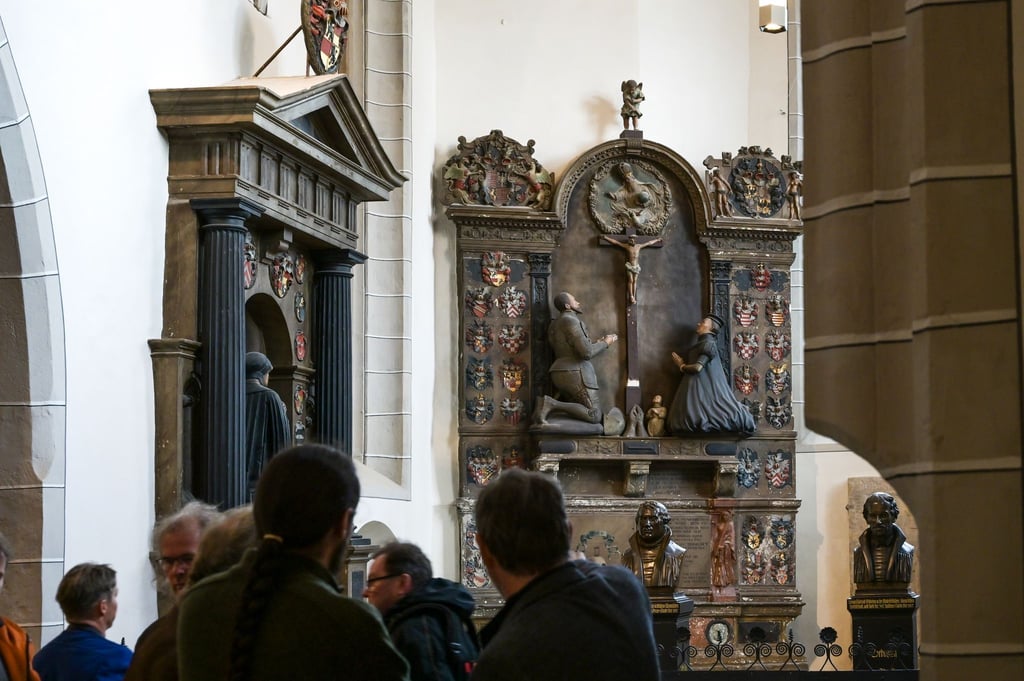 Im Epitaph befand sich das Versteck des Münzschatzes mit 864 historischen Gold- und Silbermünzen.