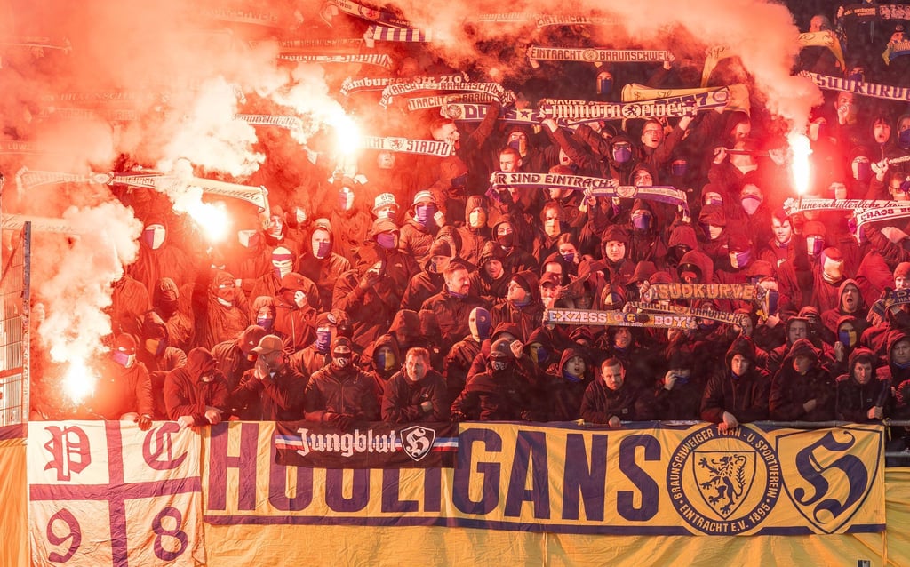 Fans von Eintracht Braunschweig hatten im November 2023 im Spiel in Hannover viel Pyrotechnik gezündet.