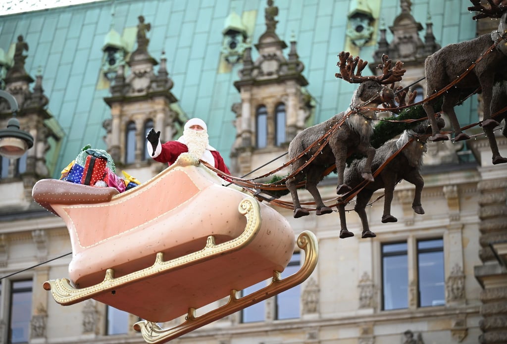 In Hamburg flog der Weihnachtsmann in einem Rentierschlitten über den Markt vor dem Rathaus.