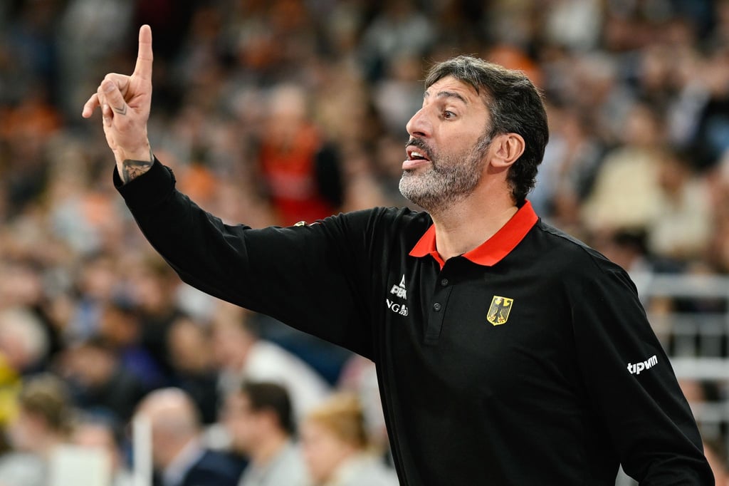 Zufrieden und erleichtert: Basketball-Bundestrainer Álex Mumbrú nach seinem ersten Sieg.