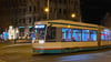 Blick auf eine Straßenbahn der Magdeburger Verkehrsbetriebe, die am Hasselbachplatz eine Skulptur der Magdeburger Lichterwelt passiert.  