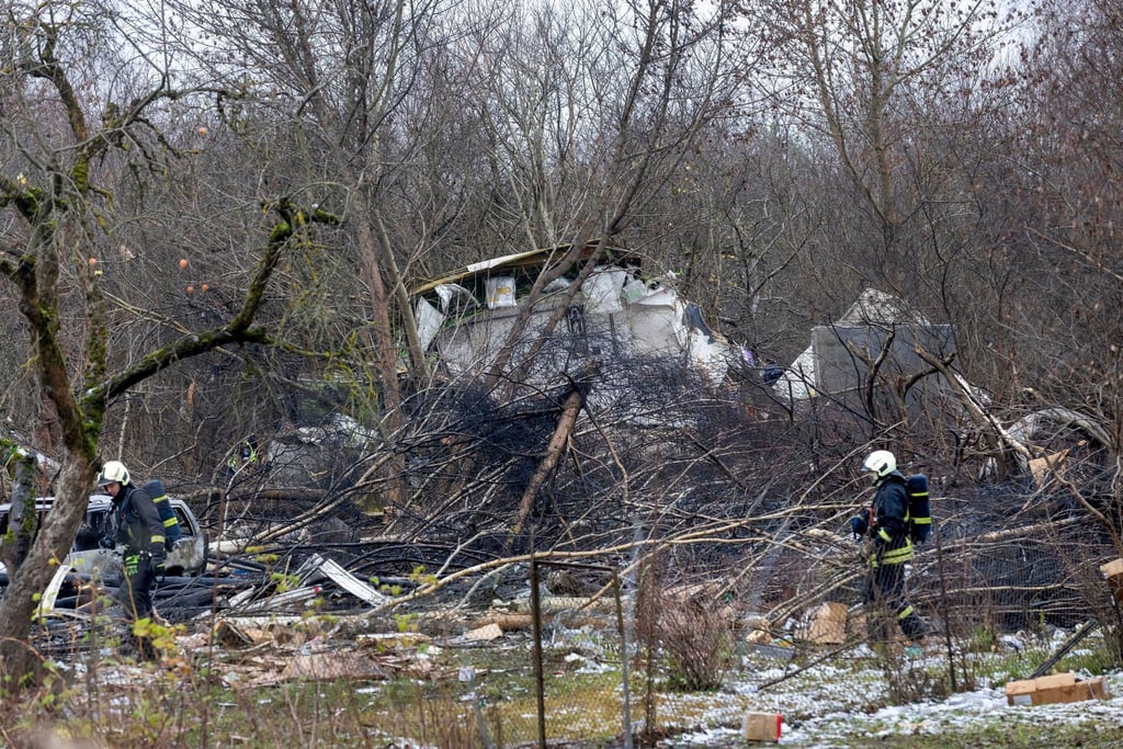 Trümmer des Frachtflugzeugs, das kurz vor dem Flughafen von Vilnius abstürzte.