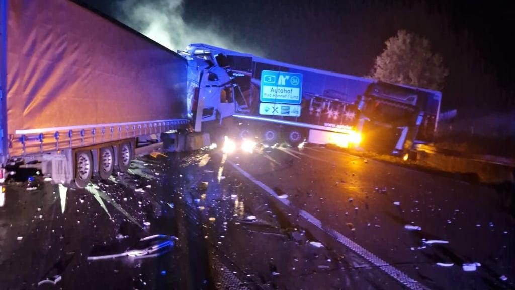 Bergungsarbeiten: Auf der A14 wurde bei Staßfurt und Calbe nach zwei Unfällen eine Vollsperrung eingerichtet.