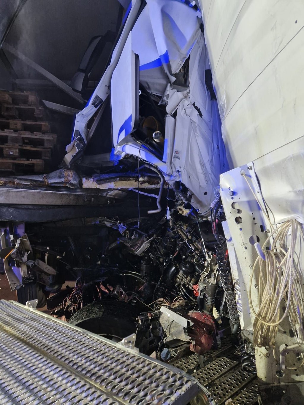 Ein Lkw-Fahrer wurde im Fahrerhaus eingeklemmt.