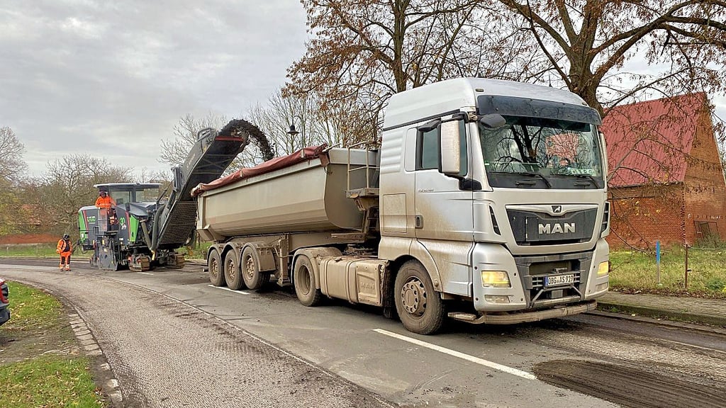 Auf der Ortsdurchfahrt Busch wird am Straßenbelag gearbeitet. Die Arbeiten führen zu Straßensperrungen