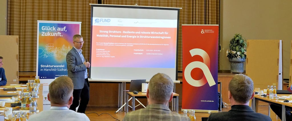 Sebastian Trojahn von der Hochschule Anhalt stellt im künftigen MakerLab in Eisleben das Projekt „Strong Strukure“ vor.
