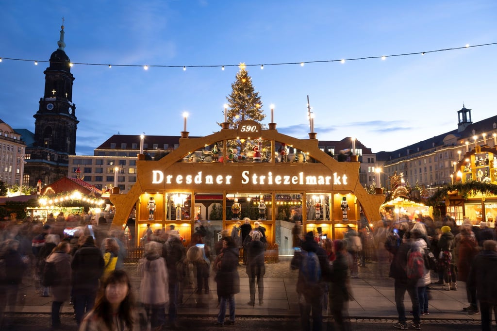 Der Dresdner Striezelmarkt hat seine Pforten geöffnet.