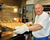 2.000 Brötchen werden zurzeit täglich in der Kalkstraße in Zeitz gebacken. Im Jahr 1992 übernahm Thomas Walther die dortige Bäckerei Reichardt. Der Bäckermeister liebt die Wärme in seiner Backstube. Sie ist auch der Grund, warum der heute 59-Jährige diesen Beruf vor vielen Jahrzehnten gewählt hat.  