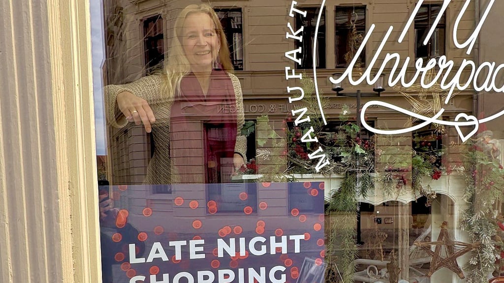 Yvonne Riesmann hat das Plakat zum Latenight-Shopping in Stendal bereits gut sichtbar in ihrem Schaufenster in der Breiten Straße platziert. „Bummeln im Lichterglanz“ lautet das Motto am Freitag, 29. November.