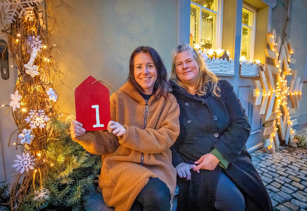 Die „Naumburger Waschweiber“ Melanie Specht und Susann Anders haben die Aktion „Lebendiger Adventskalender“ ins Leben gerufen und organisieren ihn seit vier Jahren. Familie Specht macht am Sonntag den Anfang und gestaltet das Fenster mit der Nummer 1.
