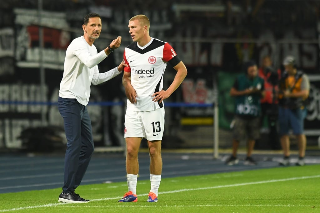 Für Trainer Dino Toppmöller (l) und Spieler Rasmus Kristensen geht es in der Europa League zum FC Midtjylland.