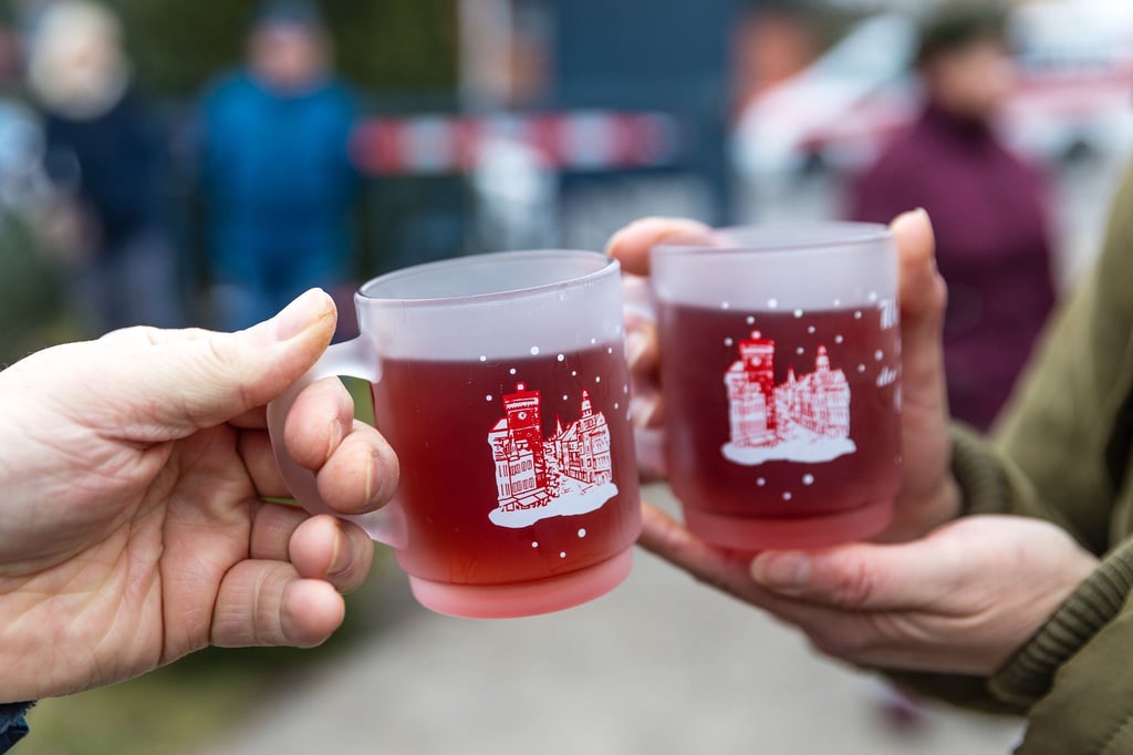 Was ist im Glühwein enthalten? Nur bei rund der Hälfte der Glühweine im Handel wird das kenntlich gemacht. (Archivbild)