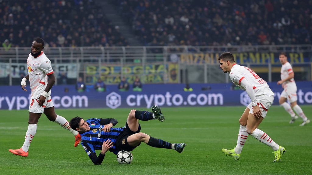 RB-Profi Andre Silva (r.) beobachtet, wie Alessandro Bastoni mit dem Foul an sich umgeht