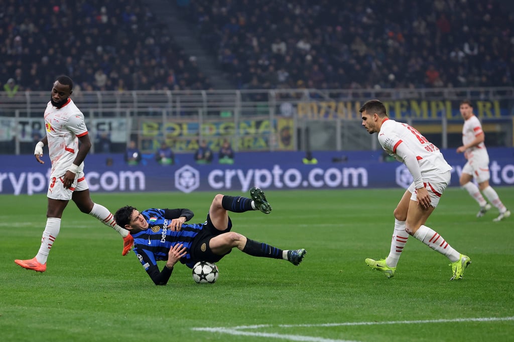 RB-Profi Andre Silva (r.) beobachtet, wie Alessandro Bastoni mit dem Foul an sich umgeht