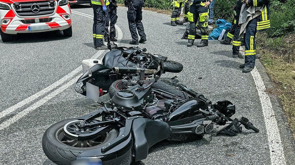 Das Foto stammt von einem Unfall Ende Juni auf der B 85. In einer der 36 Kurven stießen zwei Biker zusammen. Sie wurden schwer verletzt. Es entstand Sachschaden von 20.000 Euro.