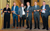 Gruppenbild mit Dame: Das Band durchschnitten Museumsleiterin Anett Gottschalk, der stellvertretende Landrat Volker Krüger, Bürgermeister Thomas Schneider, Ministerpräsident Reiner Haseloff,  Konrad Schmidt-Werthern, ständiger Vertreter des Leitenden Beamten bei der Beauftragten des Bundesregierung für Kultur und Medien und Max Privorozki von der jüdischen Gemeinde in Halle (v. l.).