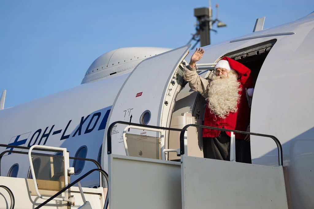 Besuch aus Lappland: Am BER ist der Weihnachtsmann gelandet.