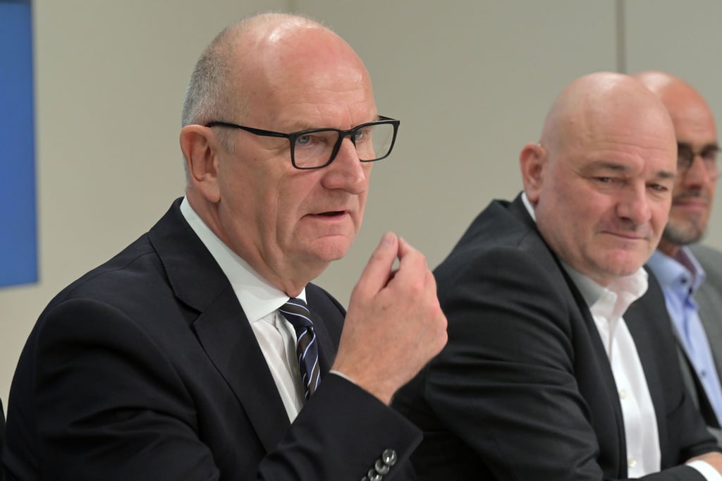 Brandenburgs SPD-Ministerpräsident Dietmar Woidke und BSW-Landeschef Robert Crumbach sind sich über den Koalitionsvertrag einig.