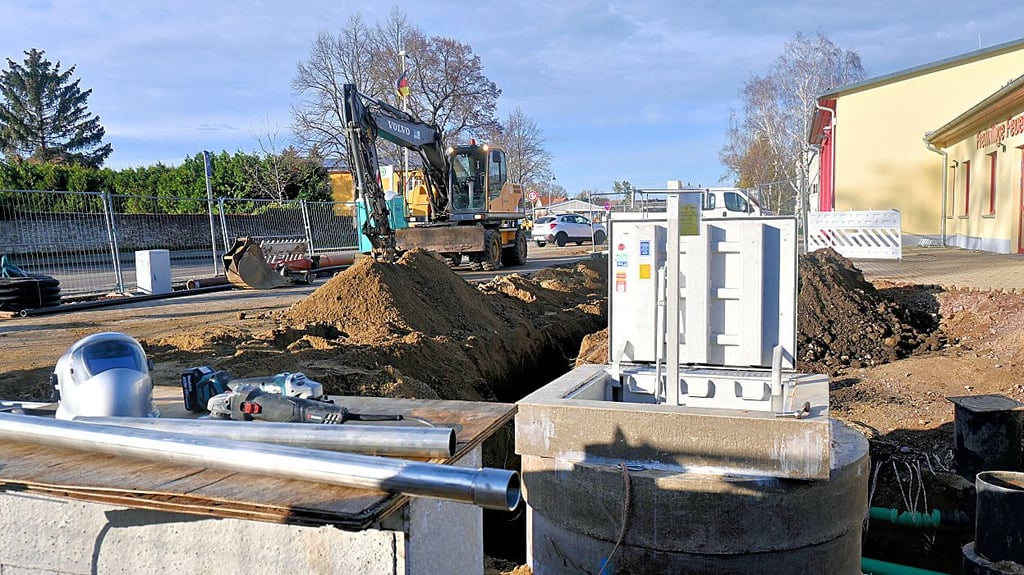 An der Schmutzwasserhebestation werden letzte Arbeiten erledigt.