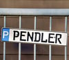 Ein Parkplatz-Schild für Pendler.