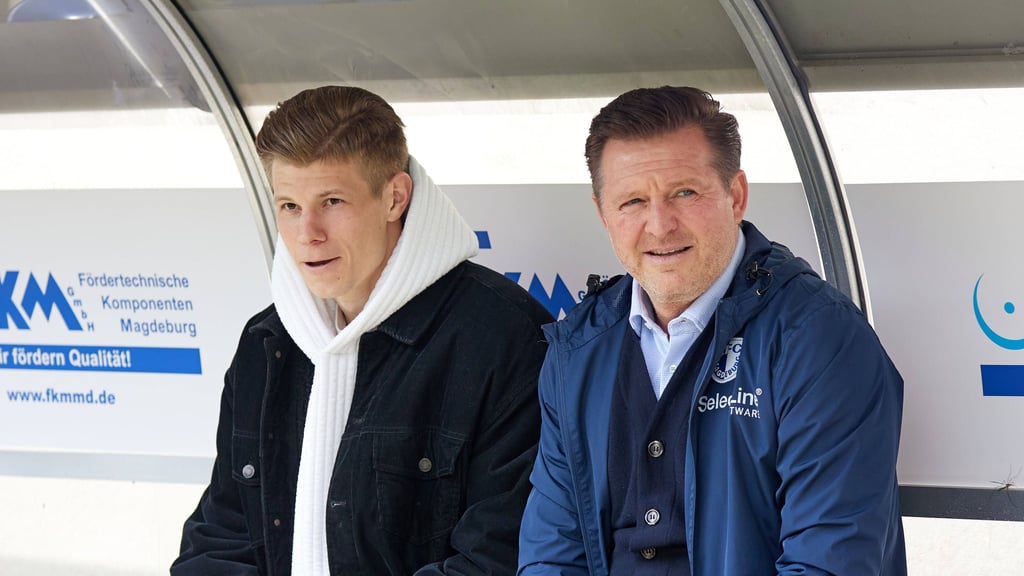 Luca Schuler und Christian Titz gemeinsam auf der FCM-Bank 2023: Der Trainer spricht auch nach Schulers Wechsel zur Hertha noch sehr respektvoll über seinen Ex-Spieler.