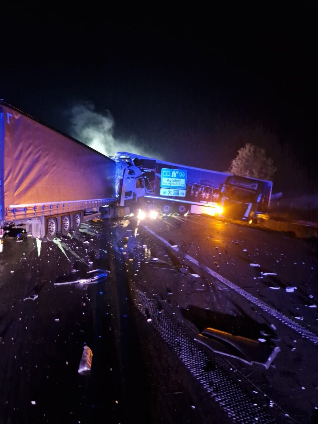 Bergungsarbeiten: Auf der A14 wurde bei Staßfurt und Calbe nach zwei Unfällen eine Vollsperrung eingerichtet.