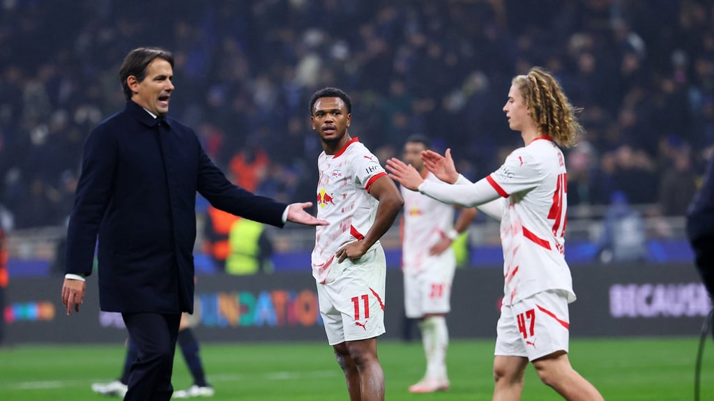Viggo Gebel (r.) klatscht mit Inter-Trainer Simone Inzaghi ab, Lois Openda schaut zu.