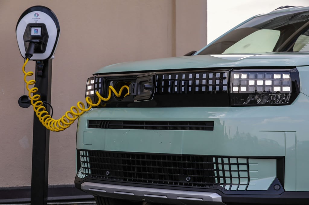 Kabel aus der Nase: Beim Fiat Grande Panda lässt sich das Ladekabel aus der Front ziehen.