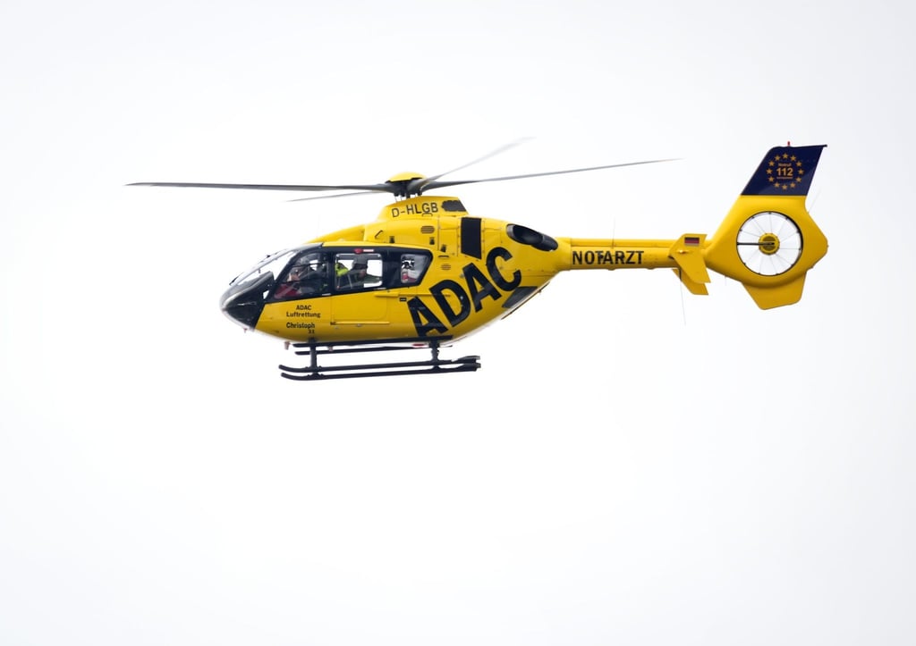 Ein Böller ist in der Hand eines Zwölfjährigen explodiert - ein Rettungshubschrauber brachte den Schwerverletzten in ein Krankenhaus. (Symbolbild)