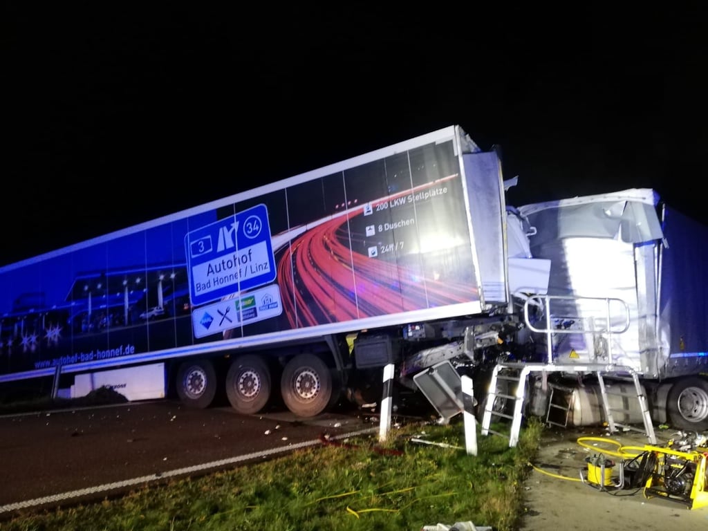 Zwei Lkw wurden auf der A14 in einen Unfall verwickelt.