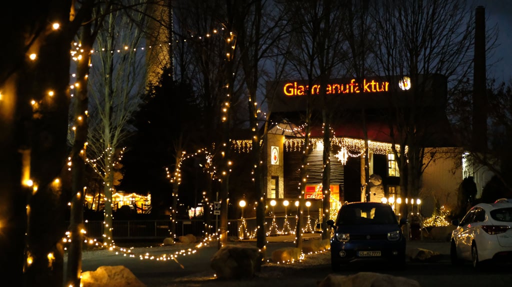 Die weihnachtlich illuminierte Glasmanufaktur "Harzkristall".