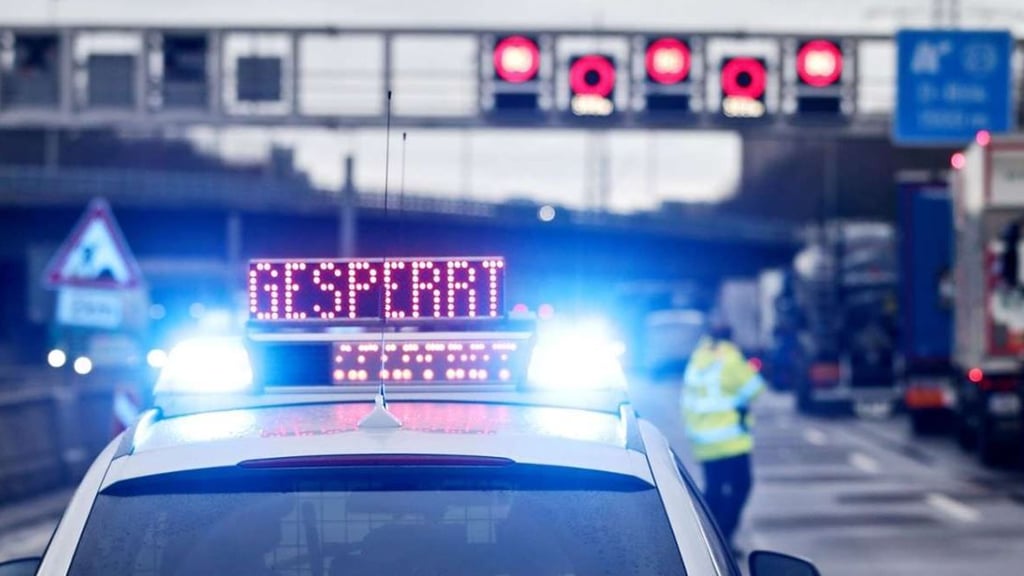Unfall mit Verletzten: Auf der A14 bei Könnern war die Fahrbahn teilweise gesperrt.