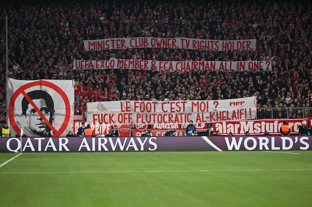 Bayern-Fans zeigen Schmäh-Plakate gegen den Präsident von Paris Saint-Germain, Nasser Al-Khelifi.
